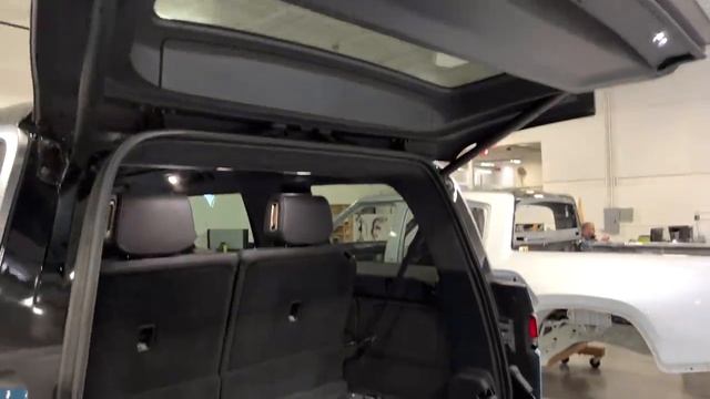 Closing Gaps and Crushing Knees: Rivian R1S Interior Review смотреть онлайн