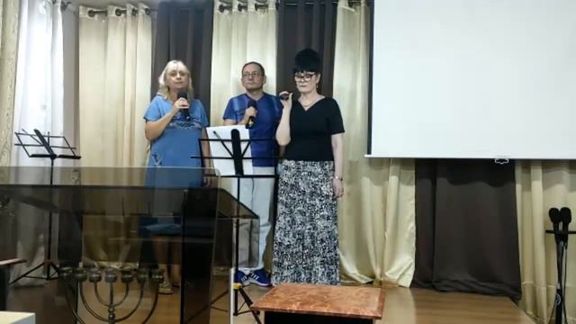 Протяни ко мне святые руки. Поют Леонид, Елена и Виктория. смотреть онлайн