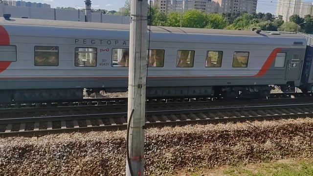 Чс7-078 следует утром с пассажирским составом смотреть онлайн