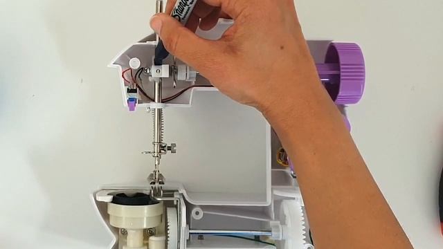 Is your Mini Sewing Machine NEEDLE not moving? Watch this! [beginner sewing tutorial] смотреть онлайн