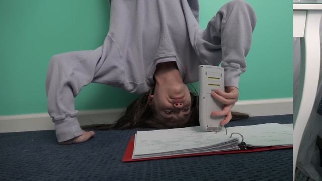 Mimi's Straight A+ School Hack! Learn to Study When Distracted! смотреть онлайн