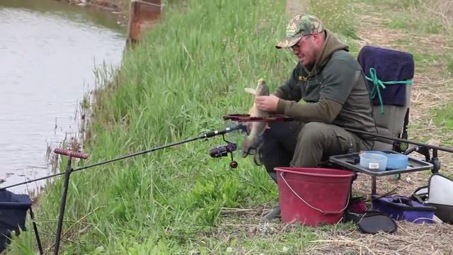 Английская донка с Алексеем Фадеевым. Ловля весеннего карпа на фидер HD смотреть онлайн