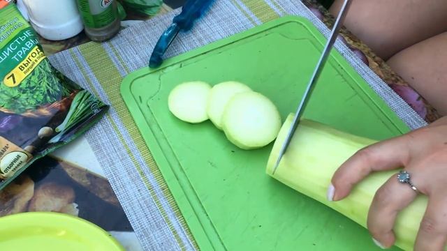 Кабачки на гриле, с бомбическим соусом смотреть онлайн