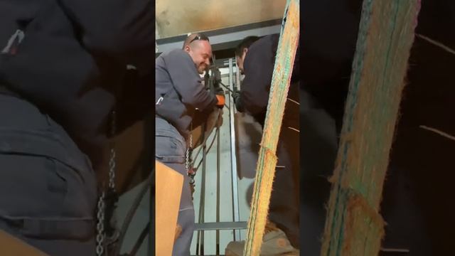 Перетягивание кабелей у лифта