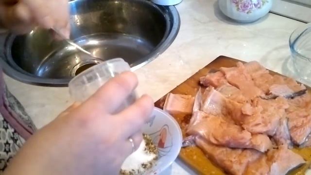 Как вкусно засолить красную рыбу - Горбуша. смотреть онлайн
