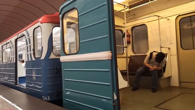 Московский метрополитен станция Петровско-Разумовская прибытие поезда в сторону станции Окружная смотреть онлайн