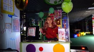 Одни в Торговом Центре НОЧЬЮ! Прятки от Охранника! Что девочки задумали?