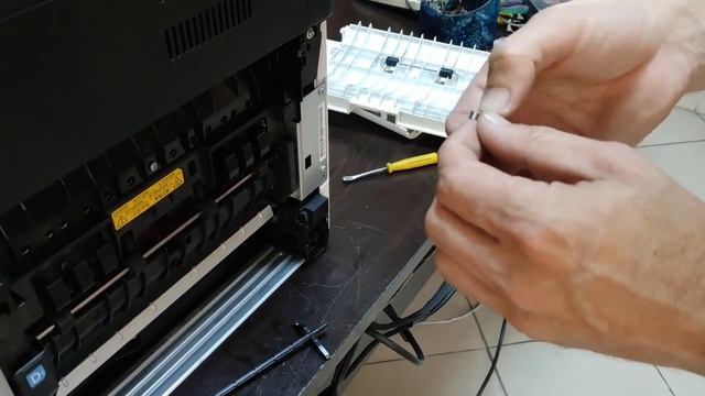 Kyocera P2235dn, P2040dn Paper jam - exit sensor spring. смотреть онлайн