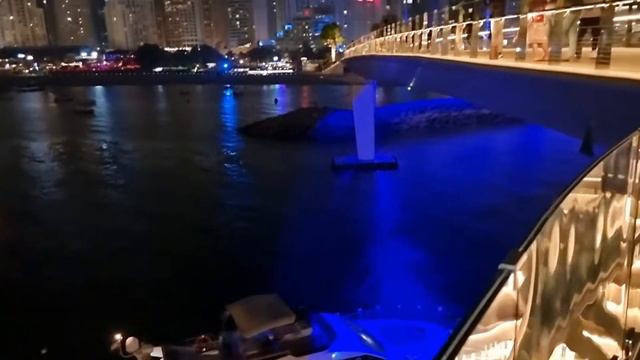 Amazing view Dubai Footbridge from JBR to Bluewaters Island смотреть онлайн