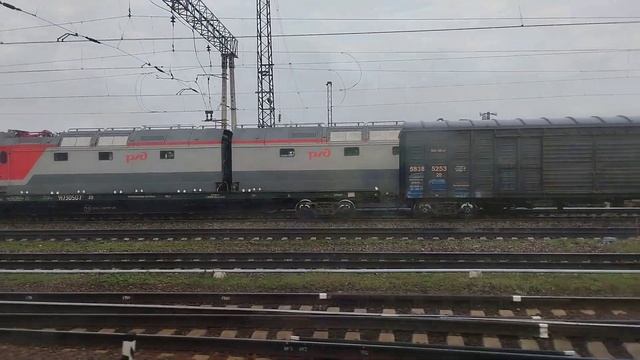 "Зелёный выльник с Синарой!" ВЛ11М-325/2ЭС6-1341 отдыхают за станции Ожерелье смотреть онлайн