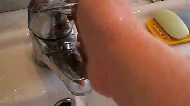 СУПЕР БЫСТРЫЙ способ почистить смеситель для ванной от налета смотреть онлайн