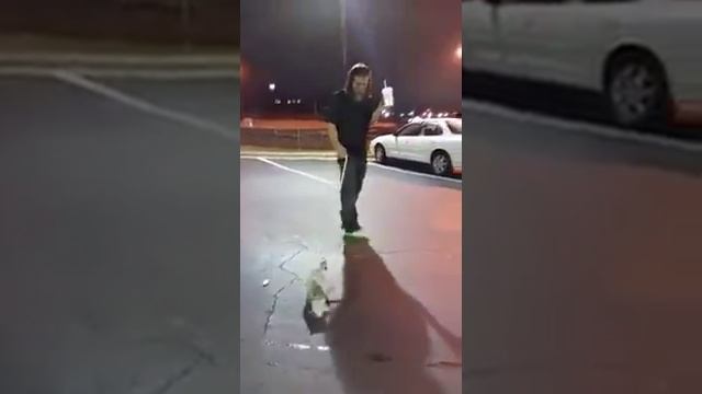 Crack head Puts Possum On A Leash(Wesley Chapel) смотреть онлайн