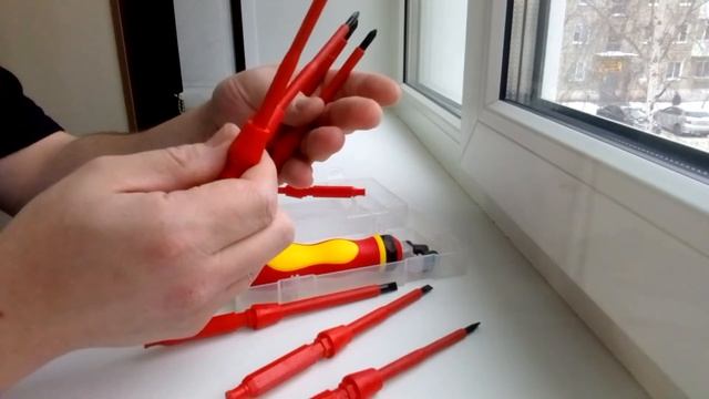 Бюджетный инструмент электрика набор диэлектрических отверток DEKO смотреть онлайн