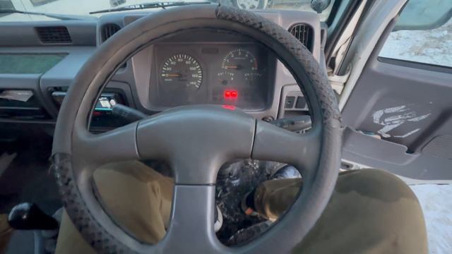 Пищит зуммер Nissan Atlas после переборки передних суппортов,что делать ? смотреть онлайн