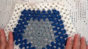 Детский жилет из остатков пряжи из пятиугольного мотива вязание крючком.