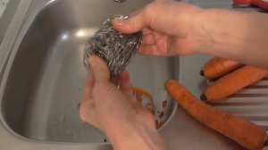 Как почистить морковь. Экономный способ очистки  моркови .