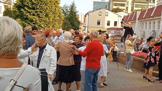 22.07.2023 Brest Belarus... Street dance. Лето... Духовой оркестр Валерия Коваля.Walks with Victori смотреть онлайн