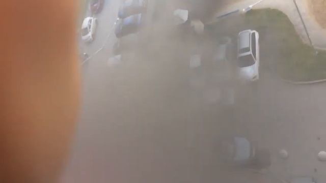 Утром двор многоэтажки на Краснолесья заволокло чёрным дымом смотреть онлайн
