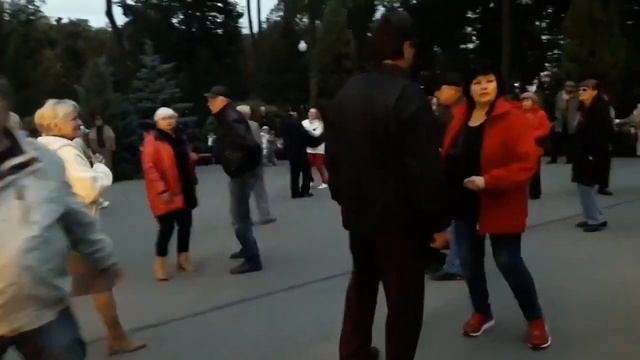 Падает небо на крыши тает вечер в ночной тиши!!!??Танцы в парке Горького!!!??Харьков 2021 смотреть онлайн