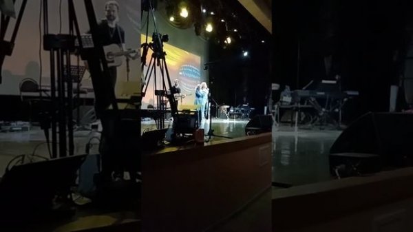 @Александр Бардин с супругой Наташей,поют дуэтом.???