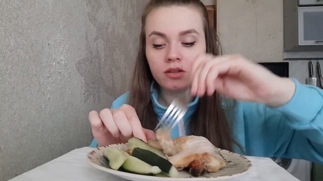 МУКБАНГ | Щи , жареный окорочок , огурчик смотреть онлайн