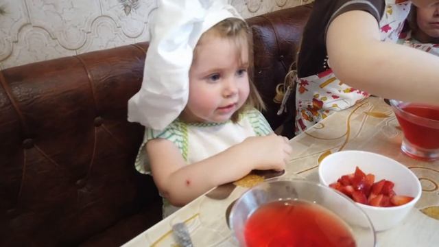 Клубничное желе, из чего и как приготовить вместе с моими красотками. смотреть онлайн