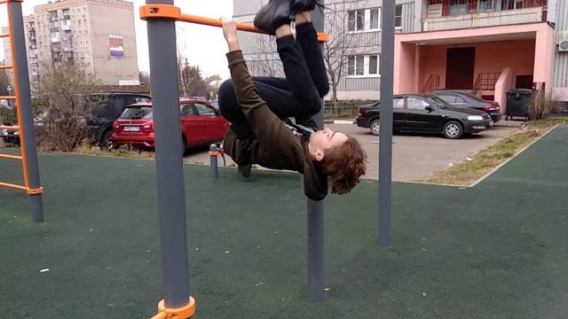 Как школьнику научиться топорик на турнике / как топорик на 180 на турнике