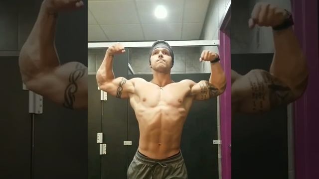 Cameron Flexes . . . смотреть онлайн