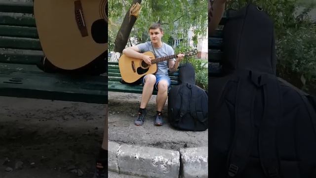 сыграл во дворе известную песню. смотреть онлайн
