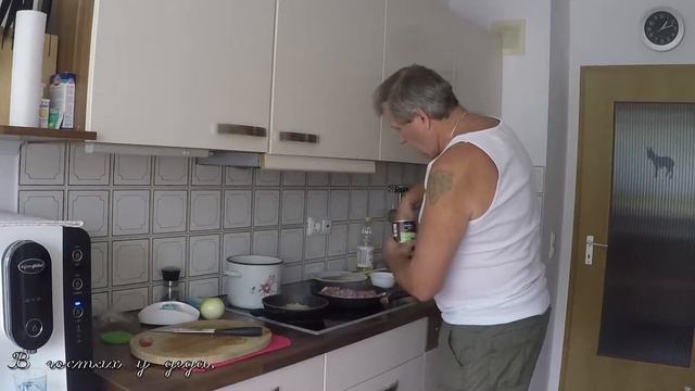 Всемирно известный суп с луком и картошкой. It's his world famous potato and leek soup. смотреть онлайн