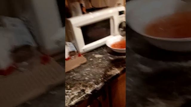 друг делает суп только он сильно воняет