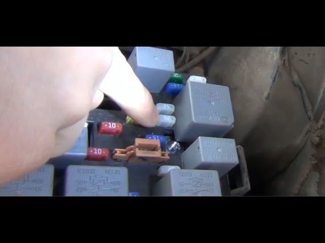 Замена предохранителя электроподъемников левой двери в автомобиле КИА Спектра смотреть онлайн