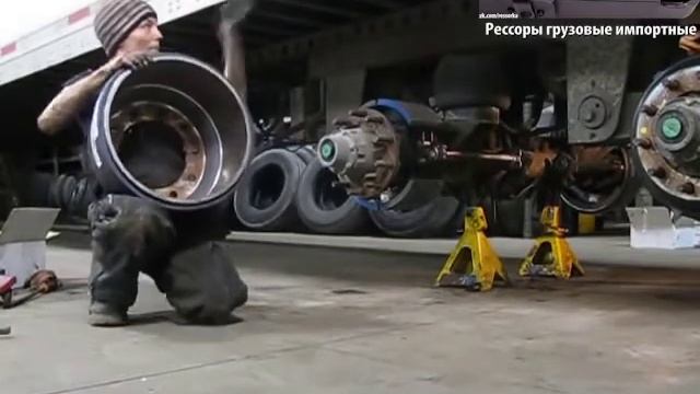 Девушка меняет тормозной барабан на прицепе смотреть онлайн