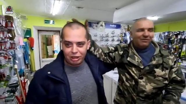 Вешали гардину просверлили трубу отопления.