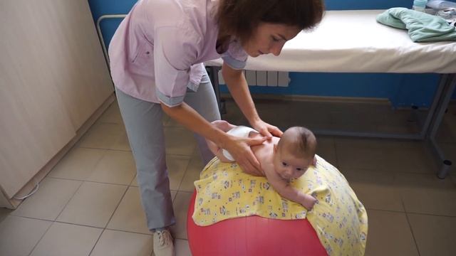 УПРАЖНЕНИЯ НА ФИТБОЛЕ ДЛЯ ГРУДНИЧКОВ / УКРЕПЛЯЕМ МЫШЦЫ смотреть онлайн