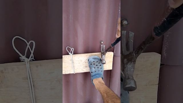 Крашеный шифер: демонтаж, дёргаю гвозди 2 смотреть онлайн