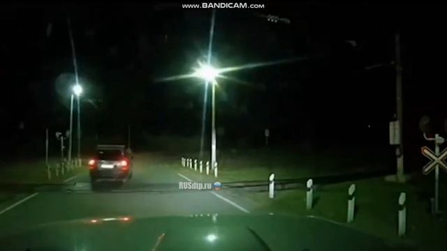 Train almost hits car (Russia) смотреть онлайн