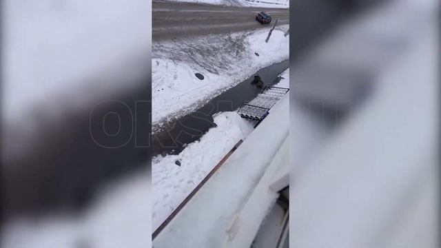 В Орске на улице Станиславского прямо из окна дома №47 выпал телевизор смотреть онлайн