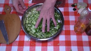 ПРОСТОЙ ВЕСЕННИЙ САЛАТ ИЗ МОЛОДОЙ КАПУСТЫ С ОГУЦОМ И УКСУСОМ