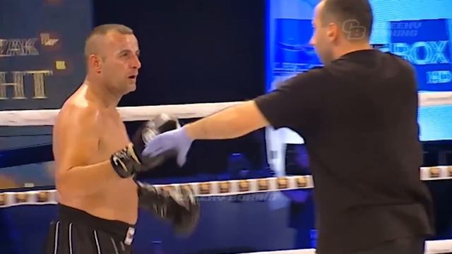 Referees Vs Fighters: Savage Moments смотреть онлайн