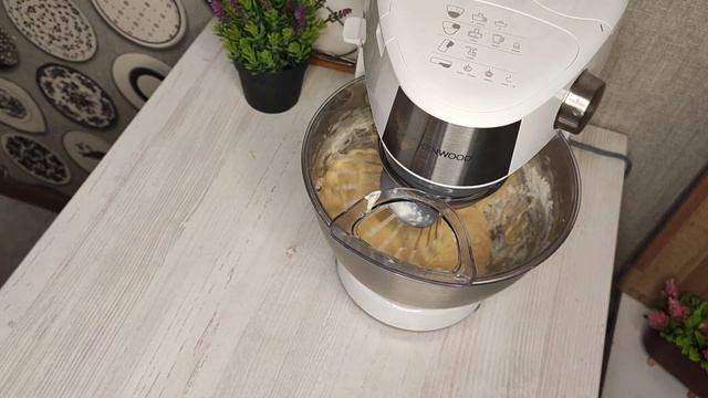 Простой и Вкусный пирог со сгущенкой!!! Все смешала и в Духовку. смотреть онлайн