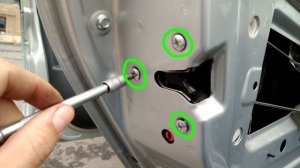 На Гранте плохо открываются задние двери.Снятие замка двери