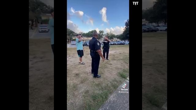 Karen Calls Cops, Cops Openly Mock Her Nonsense смотреть онлайн