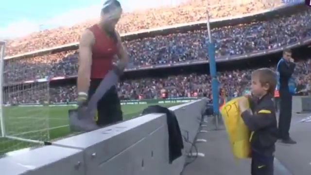 José Manuel Pinto Give T-Shirt a Little Barcelona Fans after Barcelona vs Real Betis 2014 смотреть онлайн