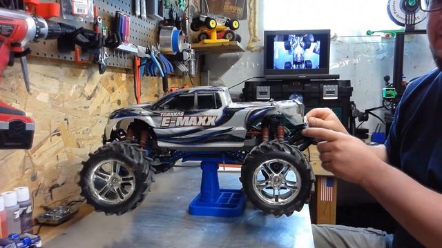Traxxas E-maxx Build, Review, Bash. смотреть онлайн