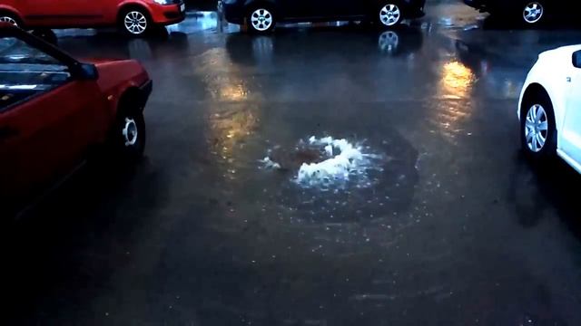 Фонтан воды из колодца за домом 32 по улице Победы смотреть онлайн