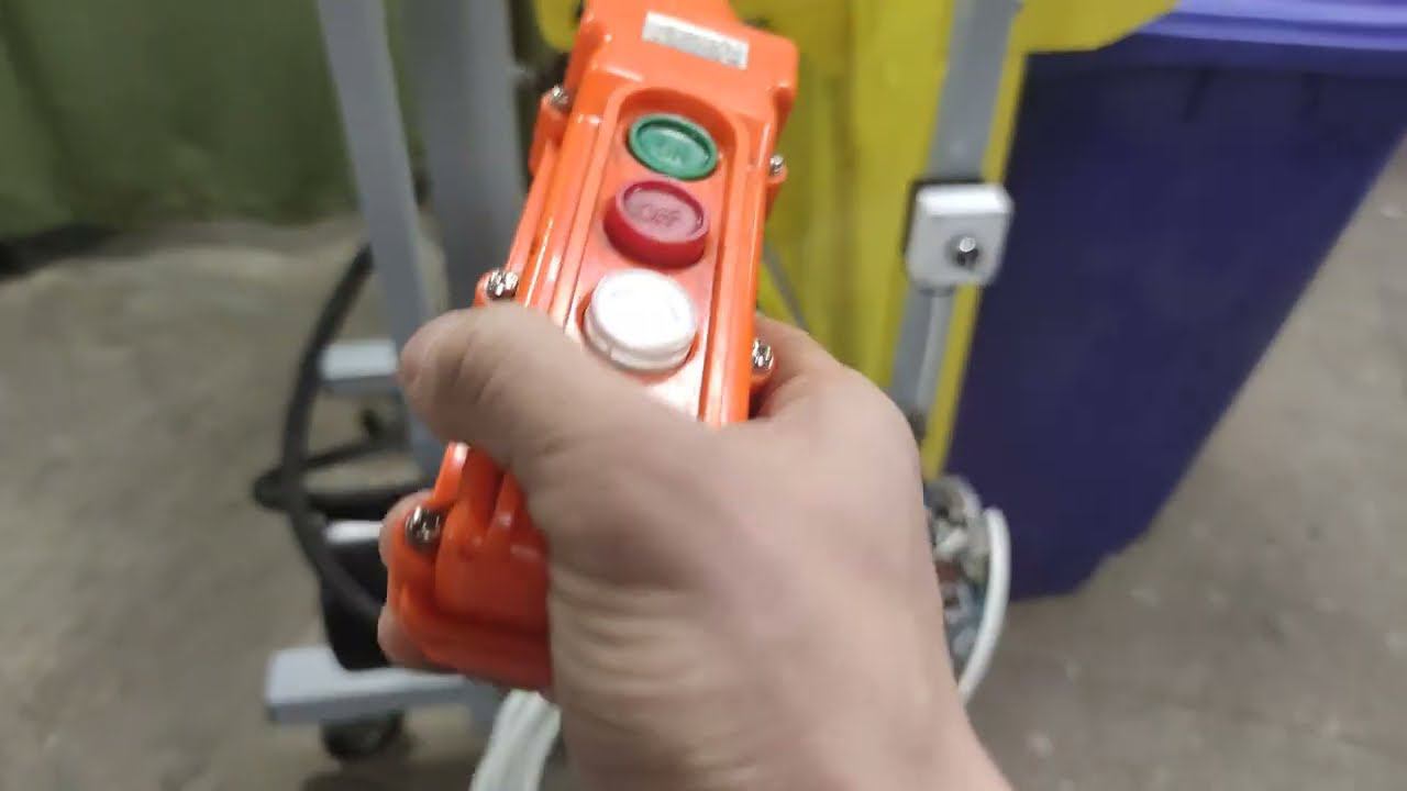 Опрокидыватель мусорных баков 240 литров с аккумулятором #опрокидывательбаков #подъемникбака смотреть онлайн