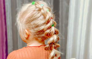 Яркая коса с цветными резинками _ Прически для девочек