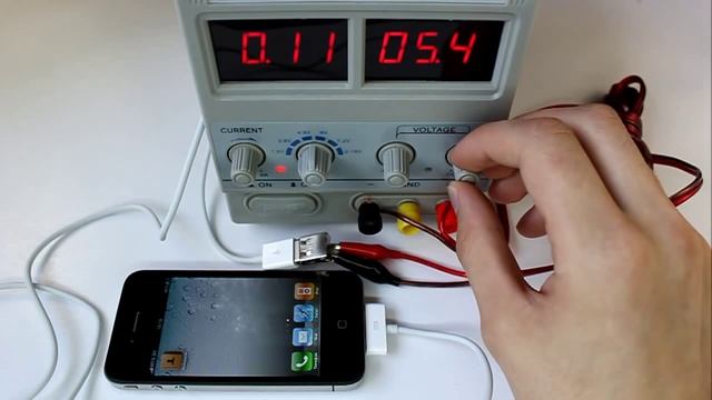 Apple iPhone 4. Тест на изменение напряжения зарядки смотреть онлайн