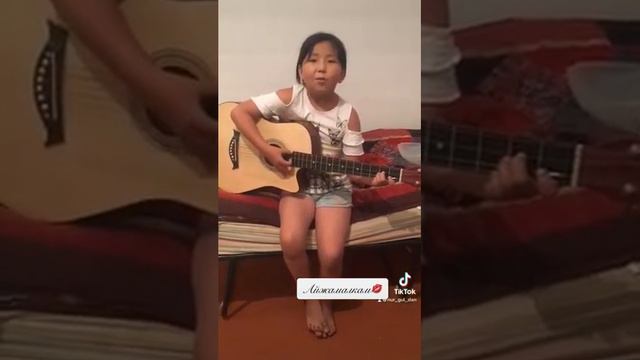 Гитара менен кичинекей кыз😍 Турганбаева Айжамал💐💋 смотреть онлайн